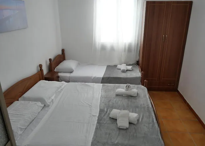 펜션 House - Bedroom For 5 People - 1st Floor - A Velipojë